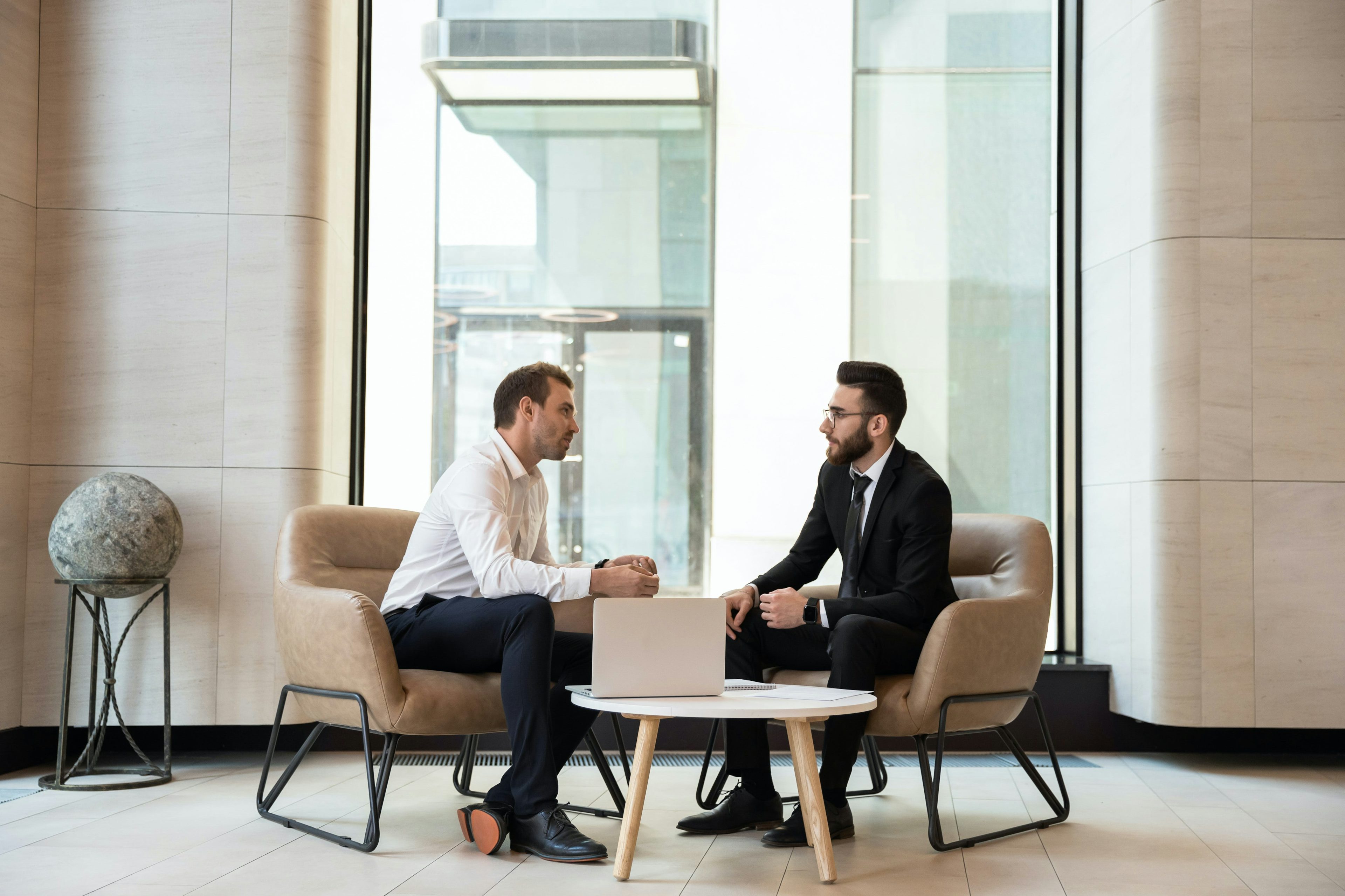 Dois homens em uma reunião de negócios