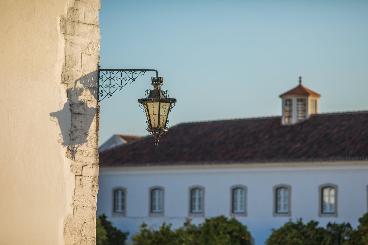 Vista da arquitetura de uma cidade antiga em uma rua de Faro, Algarve - Portugal