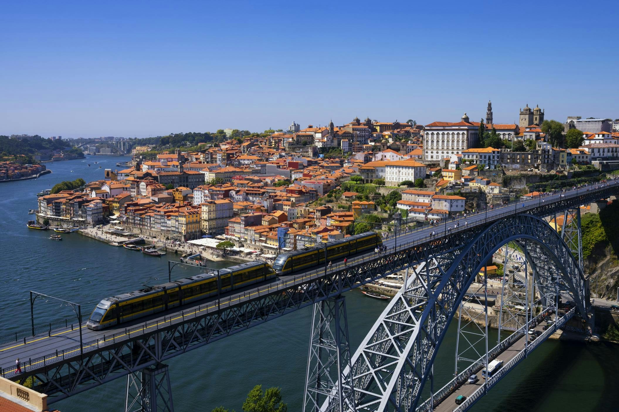 Vista aérea da ponte Luís I, sobre o rio Douro, no Porto, com o metrô passando na parte de cima da ponte