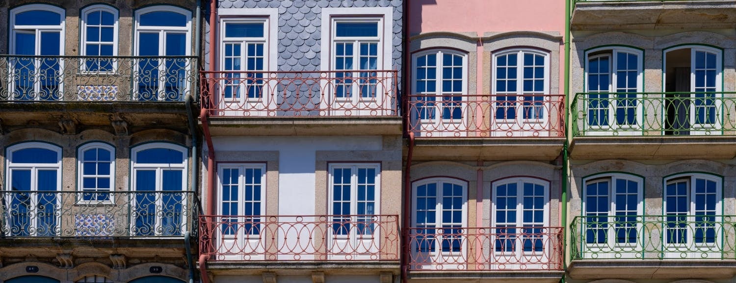 Uma fila de apartamentos em estilo português