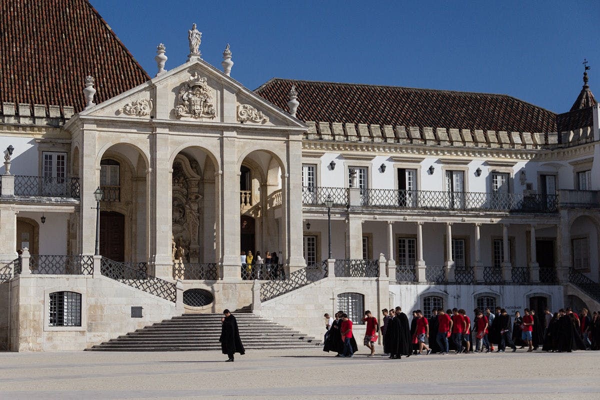 Uma fotografia da Universidade de Coimbra, a universidade mais antiga de Portugal e uma das mais antigas do mundo.