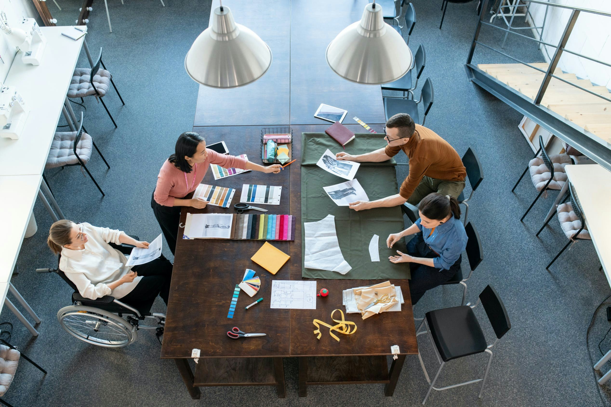 Pessoas em volta de uma mesa em uma reunião de trabalho 